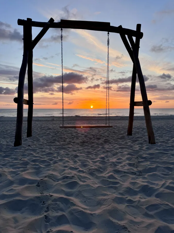Strandschaukel bei Sonnenuntergang auf Usedom
